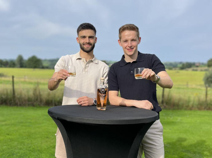 fondateurs XRS Spirits avec bouteille rhum épicé belge ORGAZM